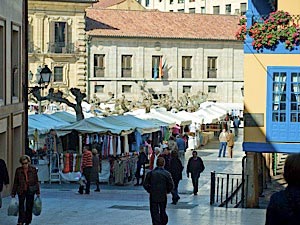 gente paseando en un mercadillo